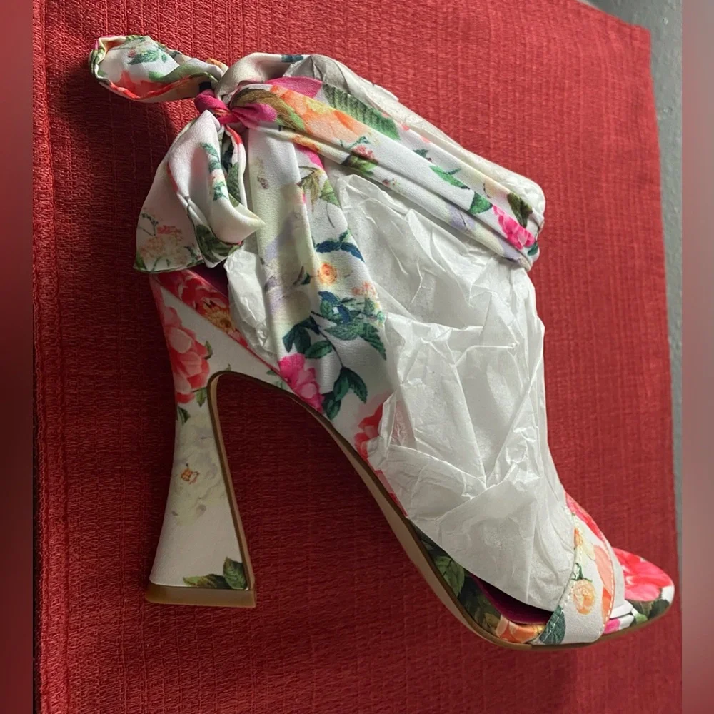 NWT.. NINE WEST FLORAL WRAP SANDALS - Picture 4 of 16